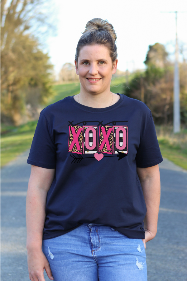 XOXO GRAPHIC TEE